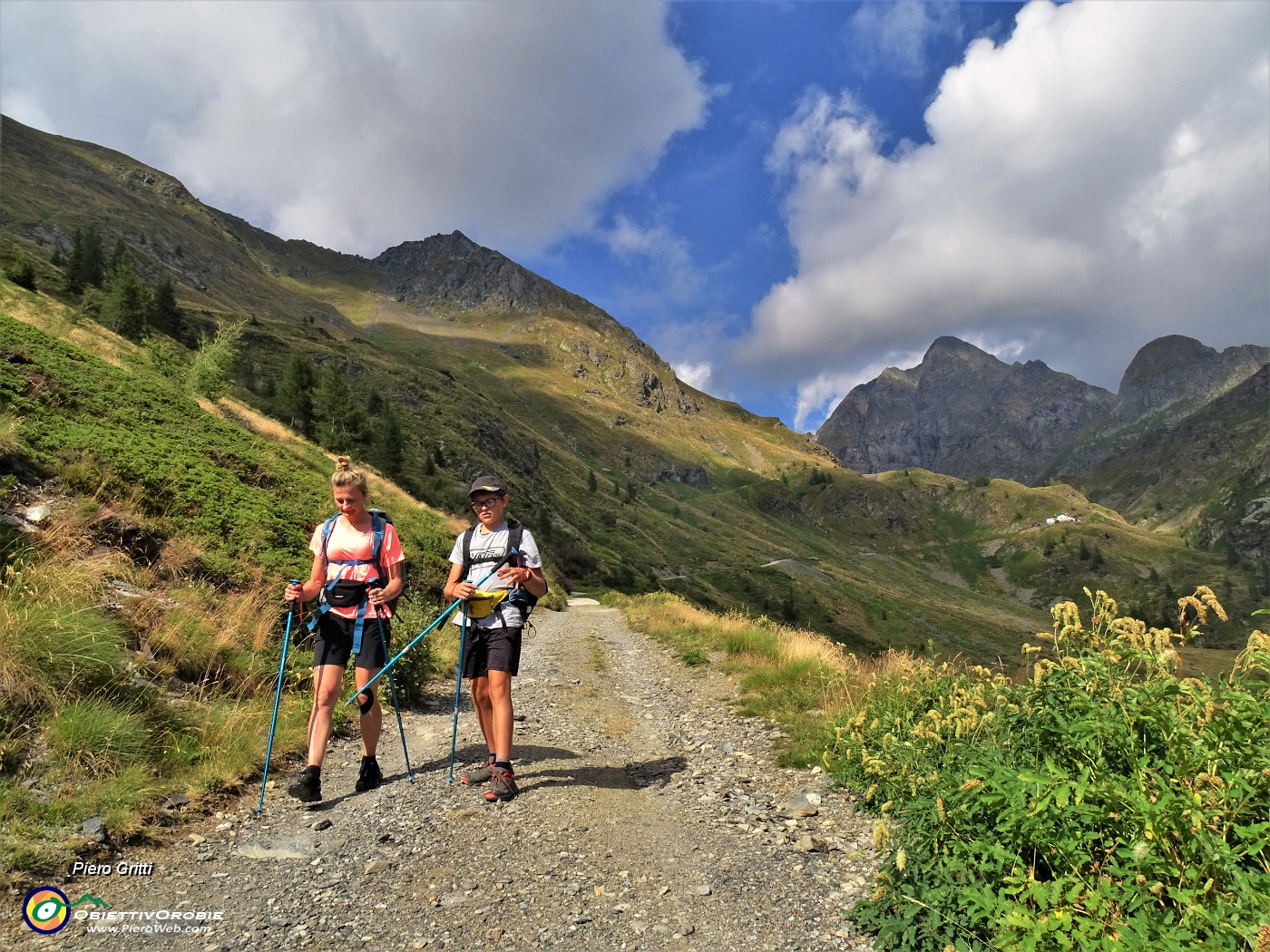 76 In discesa dal Rif. Longo con vista sul Monte Aga (2720 m) .JPG